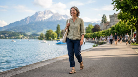 Frau trägt leichte bequeme Damenschuhe beim Spaziergang im Sommer
